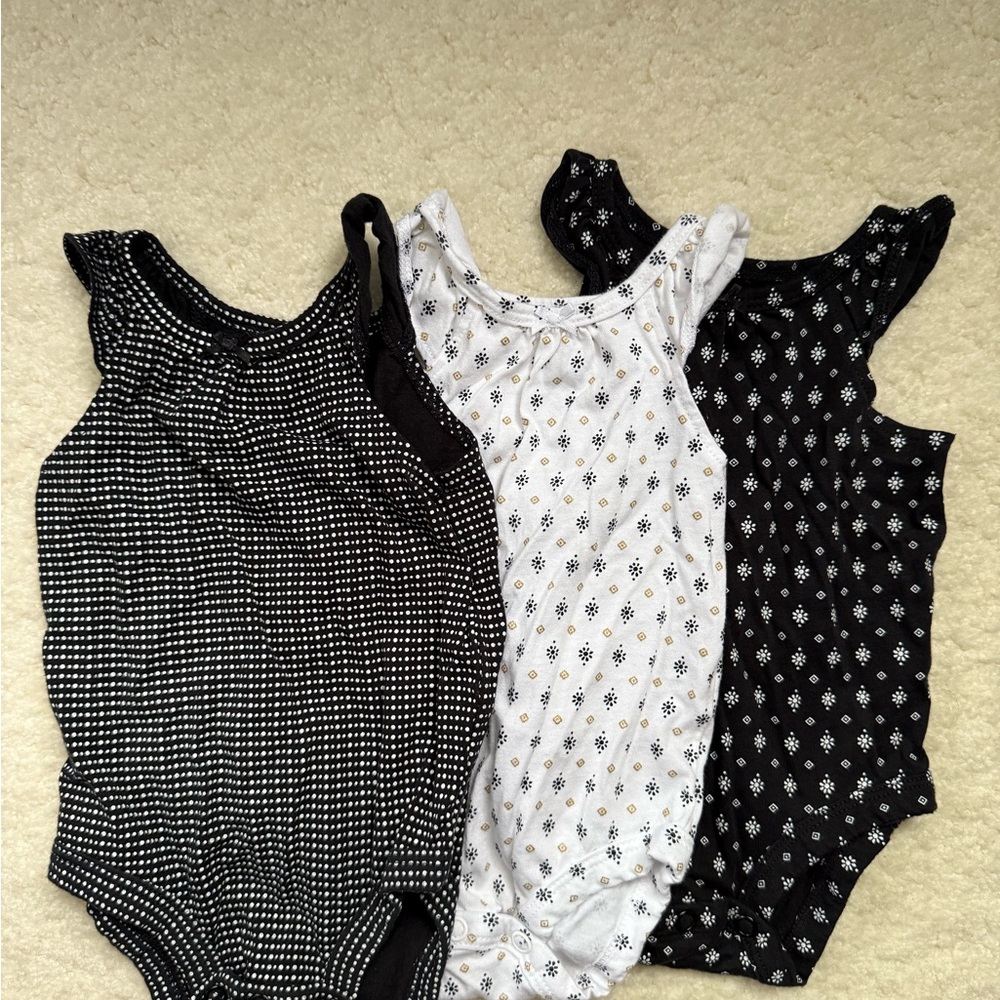 Baby girl size 3 One Pieces Set - Black and White- 3 ok